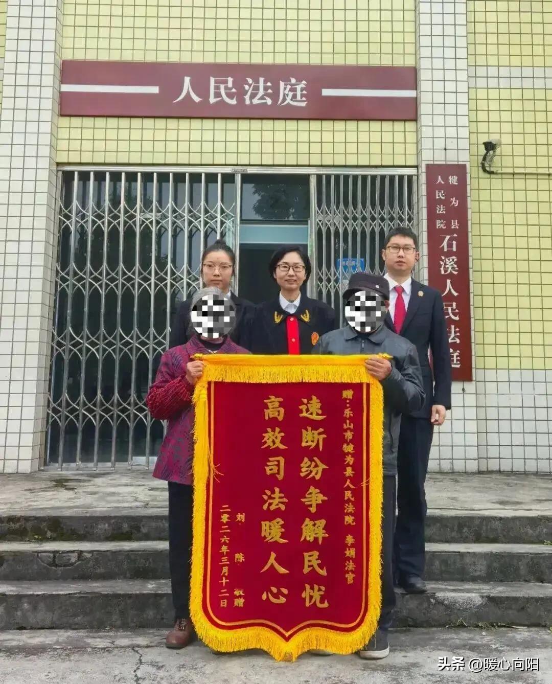 儿子因公身亡，儿媳领走157万元工亡赔偿金拒绝分给公婆，两位老人无奈起诉。法官1
