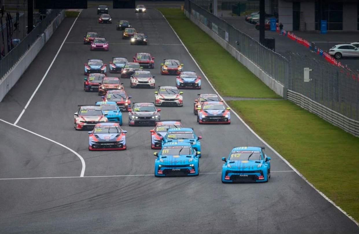 领克这次真的搞出了个大动作，中国第一台完全自研的量产TCR赛车，03+TCR，来