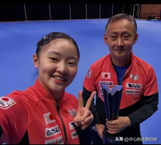 张本宇一生最骄傲的事，就是有一个乖巧爱笑的女儿。
都说爱笑的女孩运气不会差，也难