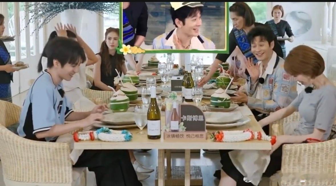 黄晓明在中餐厅掌握说话的艺术了 黄晓明现在待人处事真的好通透，照顾到每个人的情绪