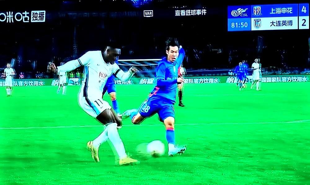 一场3-5的惨败，对大连英博来说，反而是件好事。

开场4分钟马莱莱反戈旧主，看