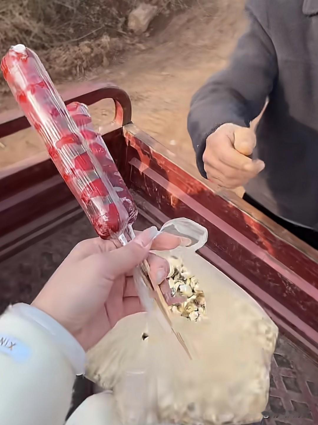 一网友发视频感慨，自己都已经四十多岁了，每次年底回到农村老家，哥哥就会骑着电动三