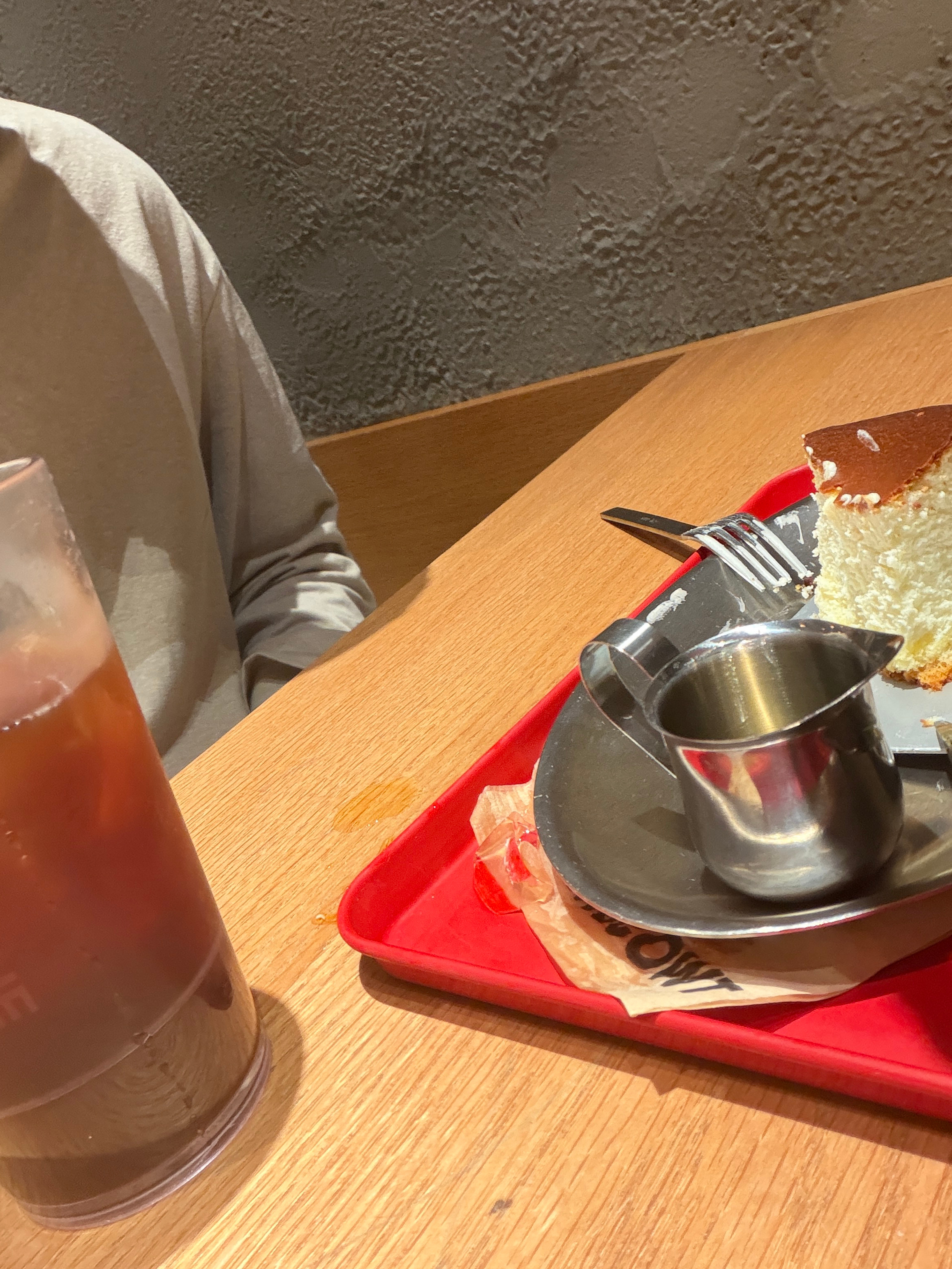 凌晨12点，路过一家咖啡店里面人手一杯咖啡，于是我也入乡随俗干一杯