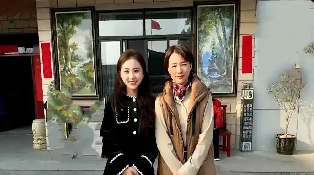 丈夫欠债9亿的消息炸开时，她正窝在朋友家旧沙发里念诗。
照片糊得像随手一拍。
素