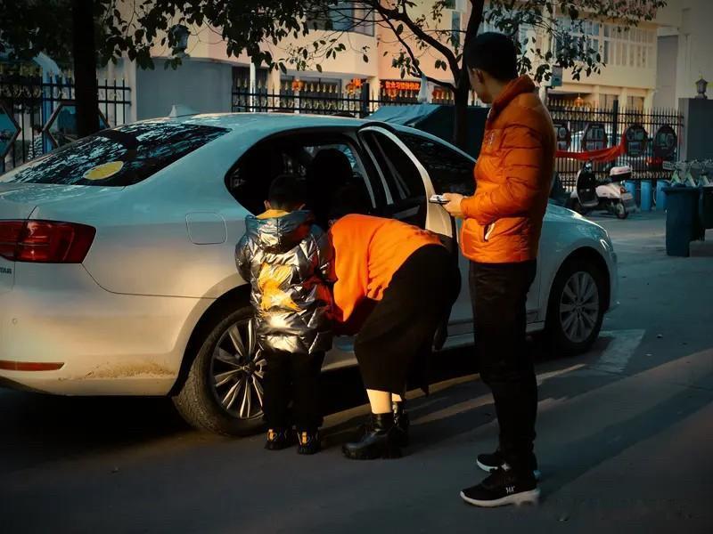 接送孩子非常重要，它能让父母随时掌握孩子的情绪与状态，是维系亲子关系的关键方式。
