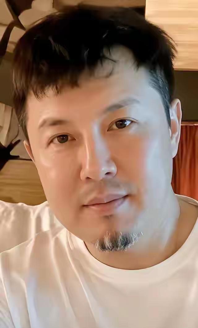 长得一本正经，人那么恶毒，谋害同胞，已被押解回国。刘某文，出生于1980年，山东