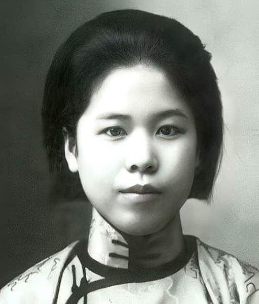 1947年，特务们将杨虎城的夫人谢葆真牢牢捆住，脱下她的裤子后，用针头扎进她的大