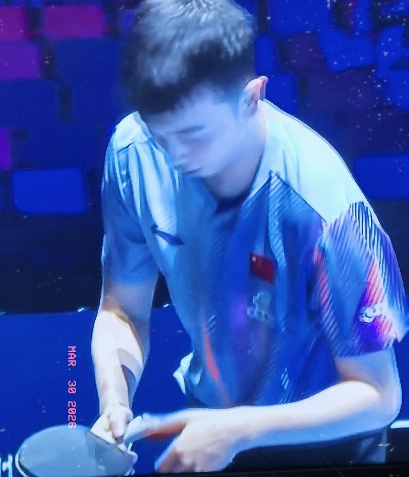 男单比赛，陈垣宇迎战世界排名114位新西兰华裔选手舒迪恩。
首局，开场陈垣宇被打