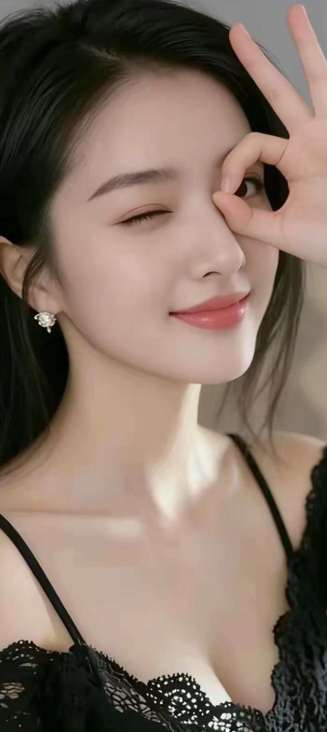 优雅黑裙，甜美微笑，做个迷人的小可爱😊