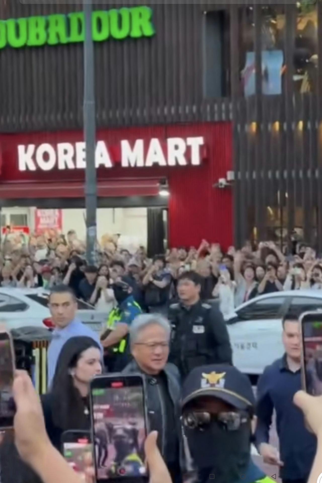 看看这两天英伟达老板黄仁勋到访韩国有两个明显的特点：
第一个就是黄仁勋显的不够轻