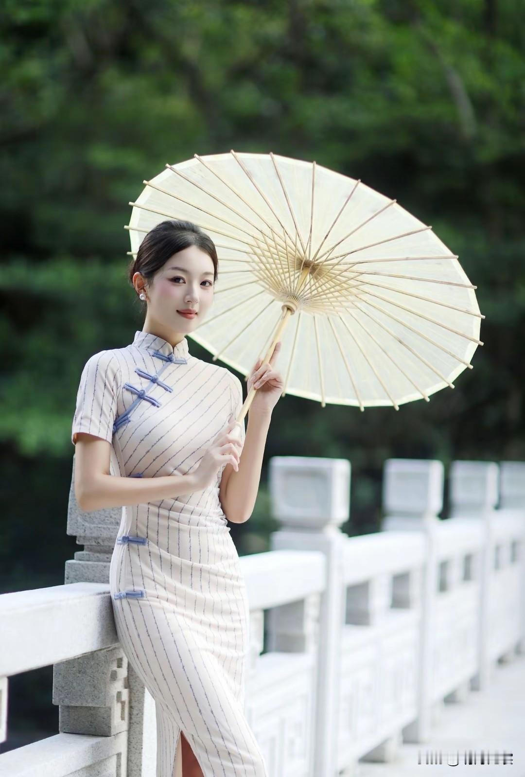 香风习习暗绿出，浅云缓缓过桥东。旗袍写真 清新美照分享 高雅气质美女