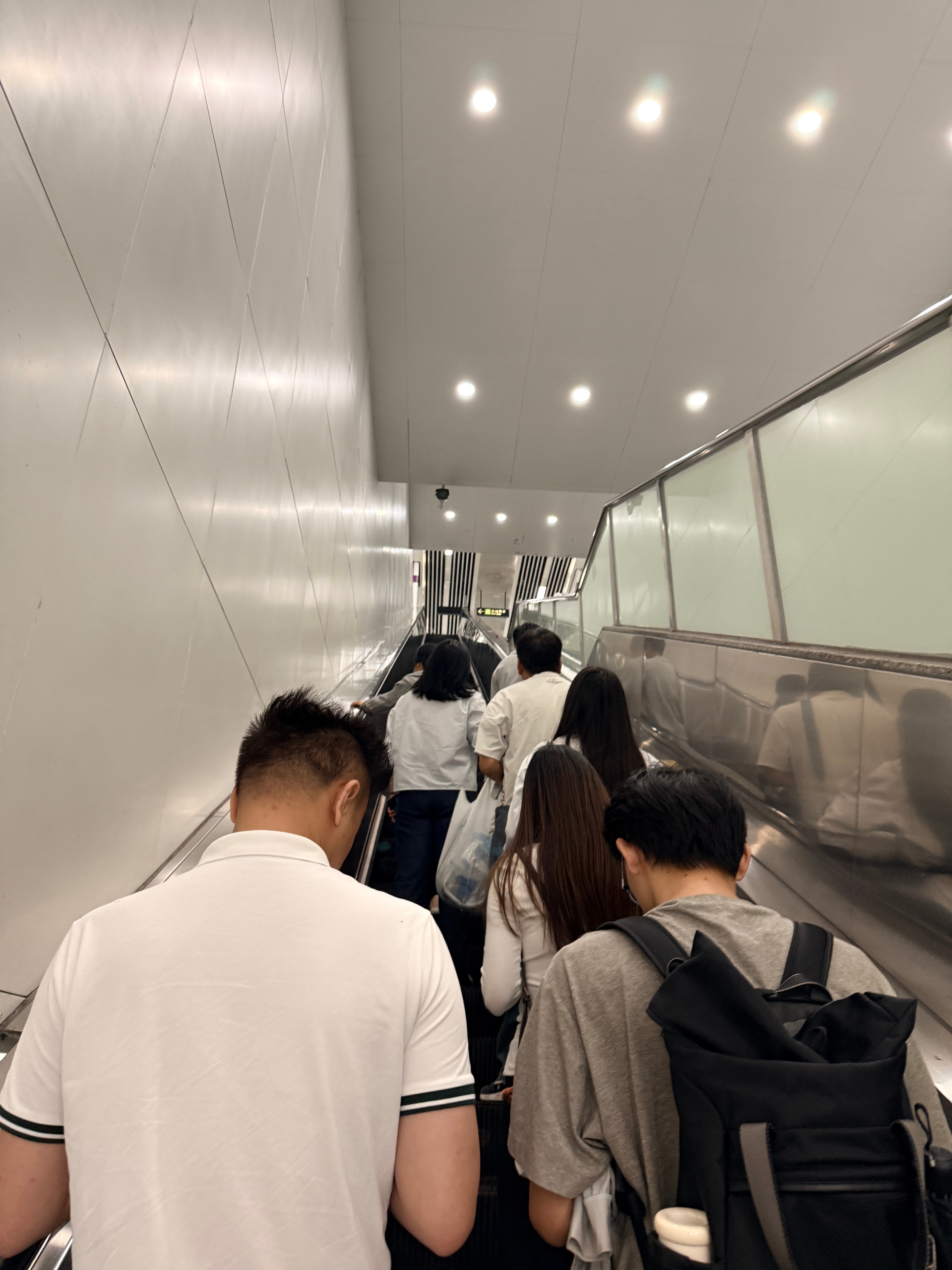 终于回杭州 了[笑cry][笑cry][笑cry]最近半个月，每天睡的床都不一样