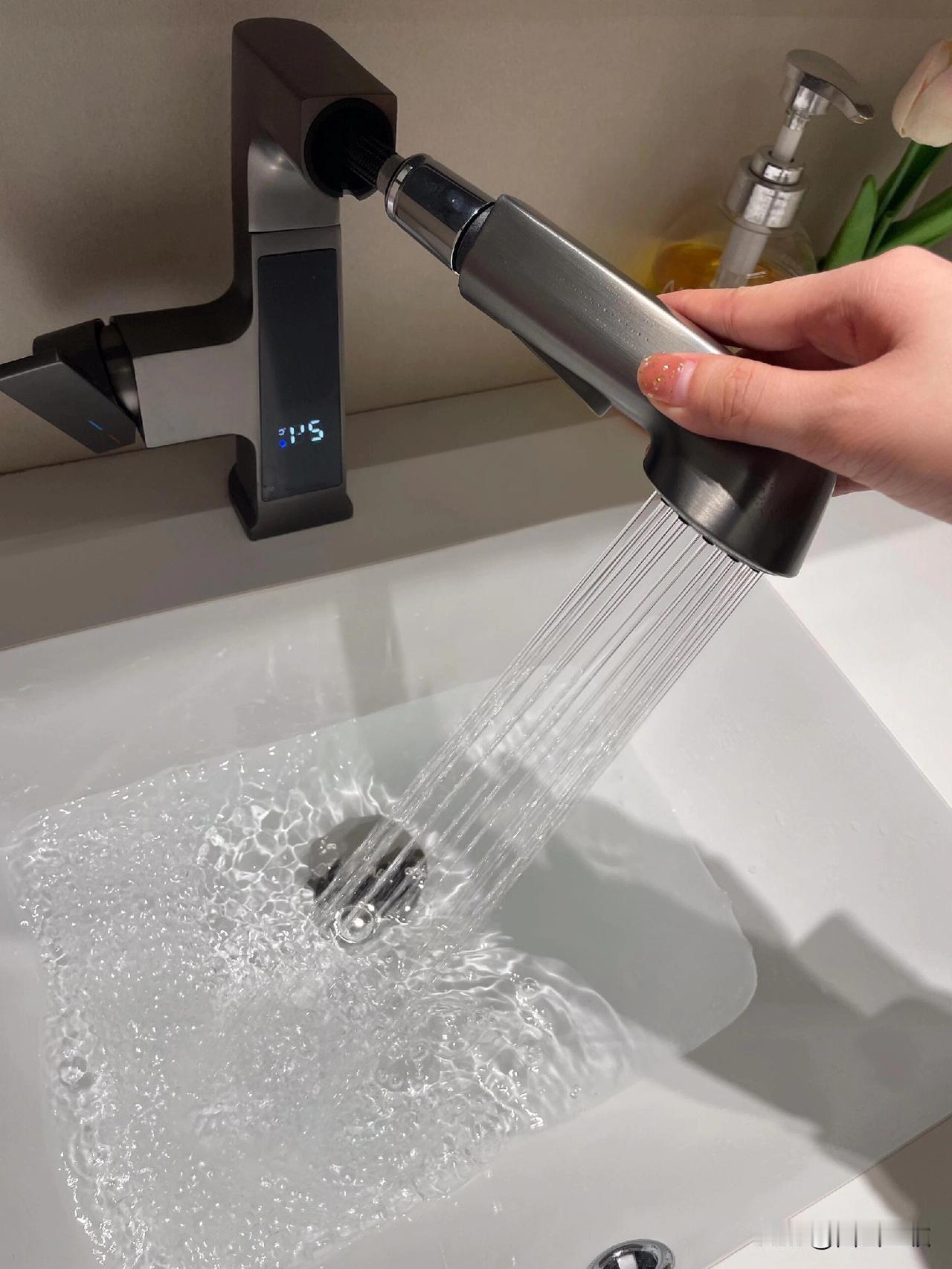 大晚上的，居然停水了，物业通知水箱水泵坏了，正在抢修，备件要明天才能到货。无奈之