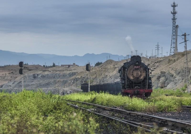 露天煤矿的煤是怎样形成的? 
露天煤矿的煤和地下的煤形成原因应该是相同的，并且露