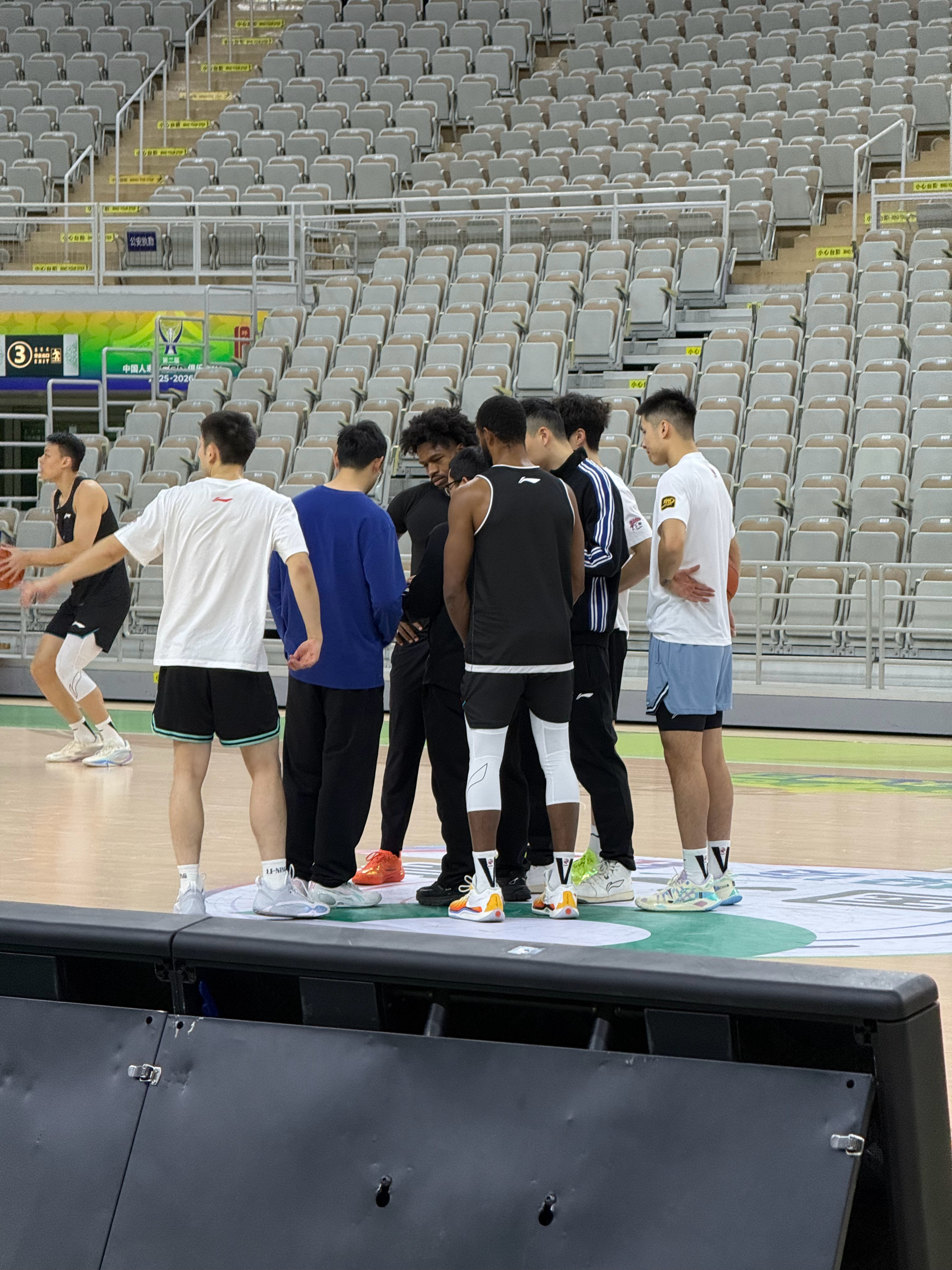 上午踩场训练，卢伟指导跟后卫线的队员们单独交待了几句。今晚，上海男篮就将迎来cb