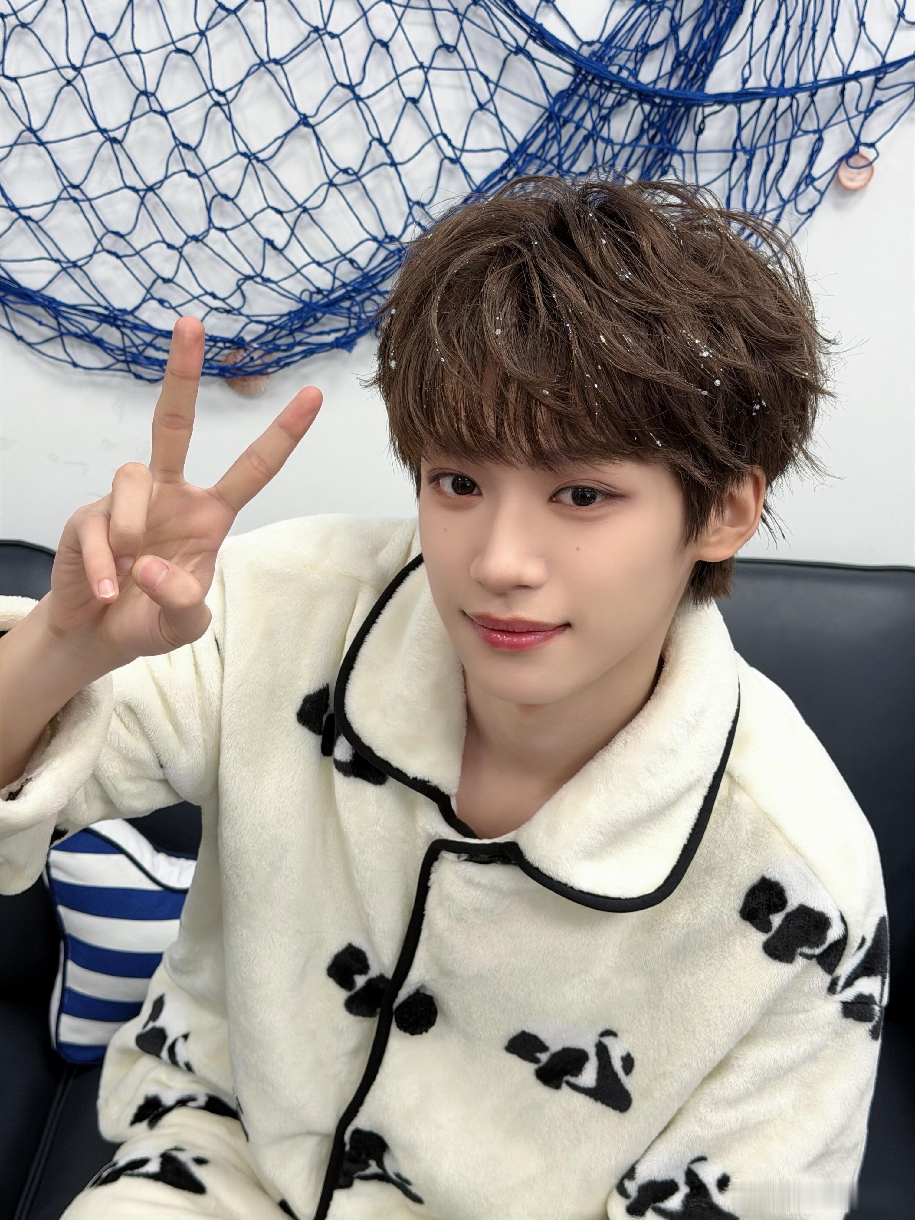 梓渝经纪公司成立新公司梓渝这小子可以，挺帅的！是谁想做他老婆？🙉 