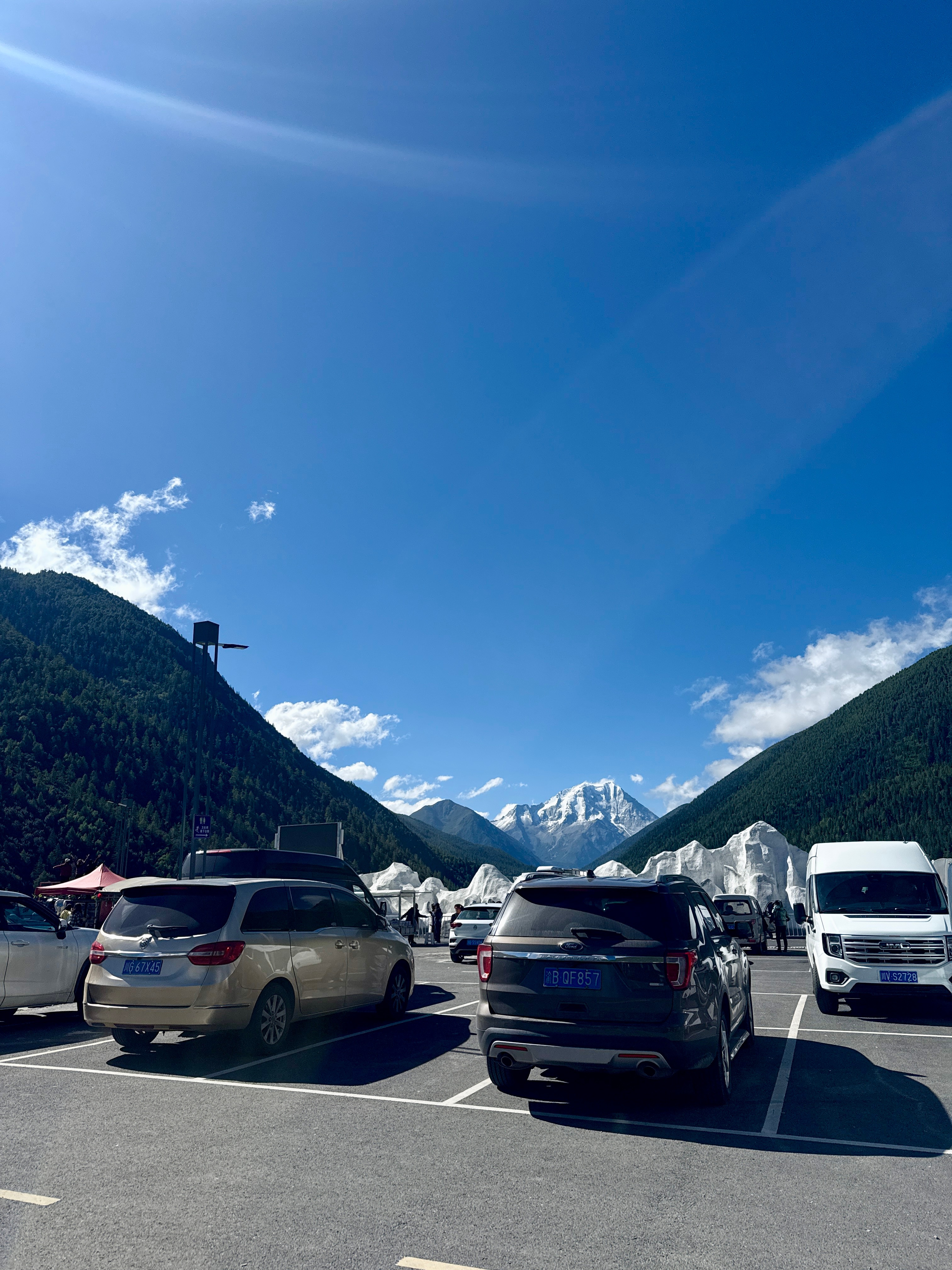 川西旅游分享～我报的是四天的8人旅游团 一个人1400左右这个费用只包含车费➕这