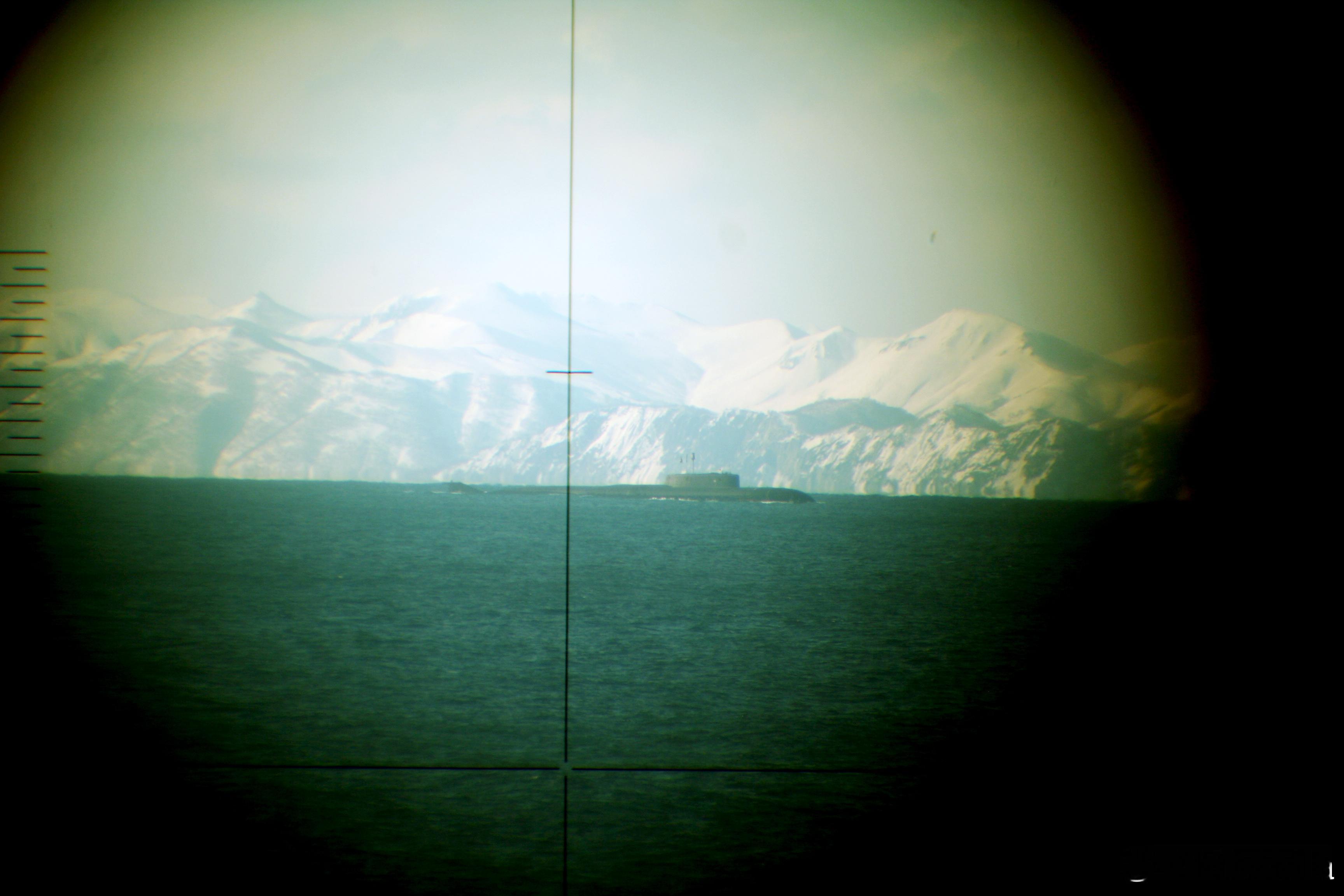 目标正横，好想来一发“Шквал”这是一张角度极好的潜望镜照片，目标是一艘水面航