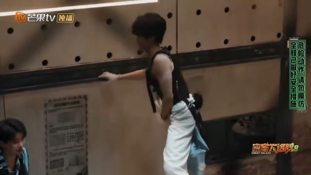 张真源吊威亚动作指导许凯密室大逃脱打闹是日常，靠谱是本能，许凯认真指导吊威亚的样