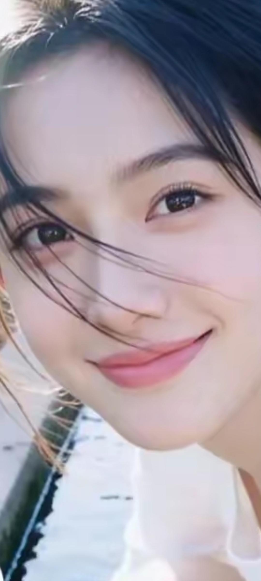 阳光下的微笑，温暖如春日暖阳。🌞😊