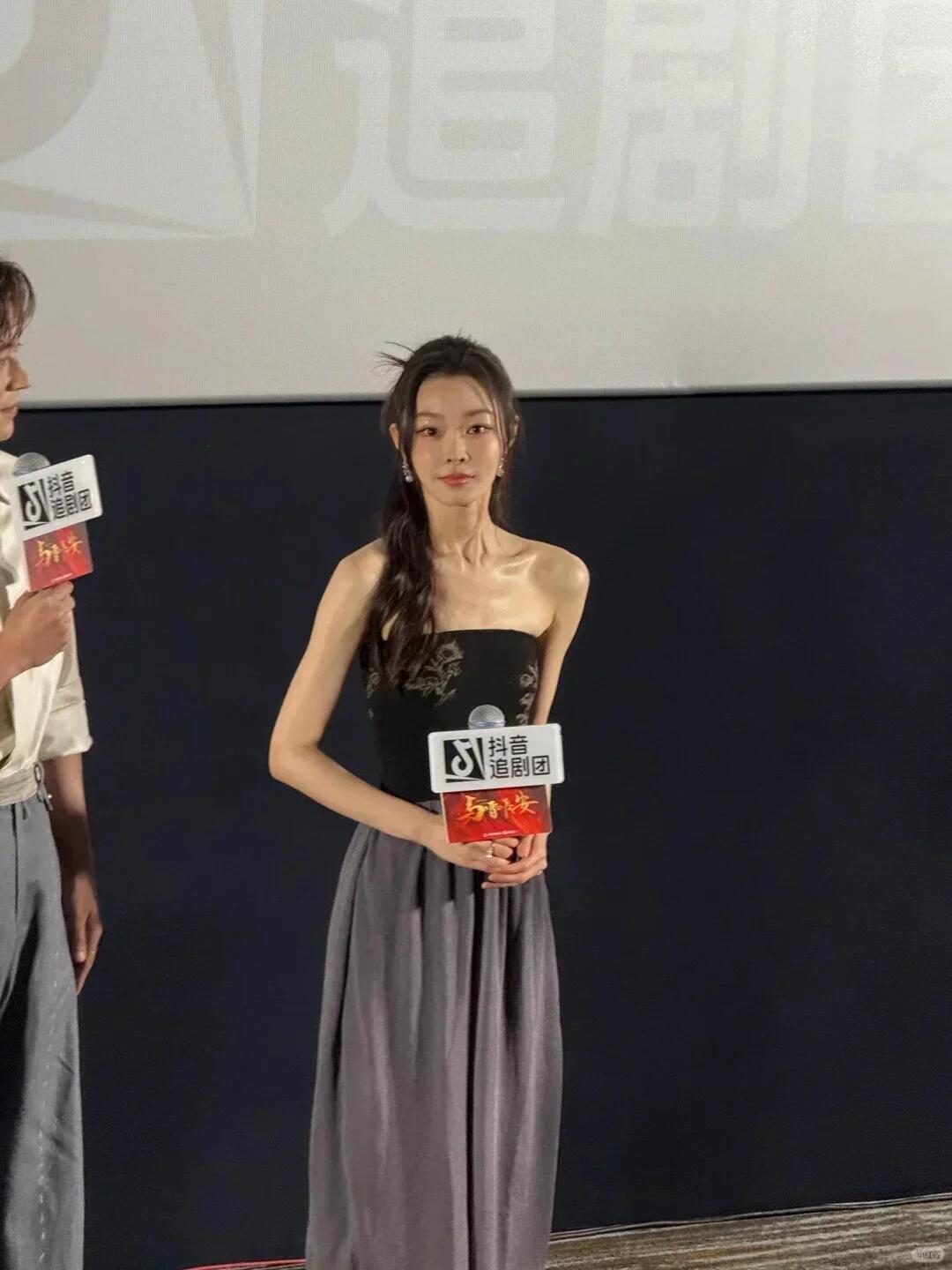 宋轶，瘦的面相都变了。。。这也太瘦了把，都要脱相了，衣服也是扬短避长，但是还是好