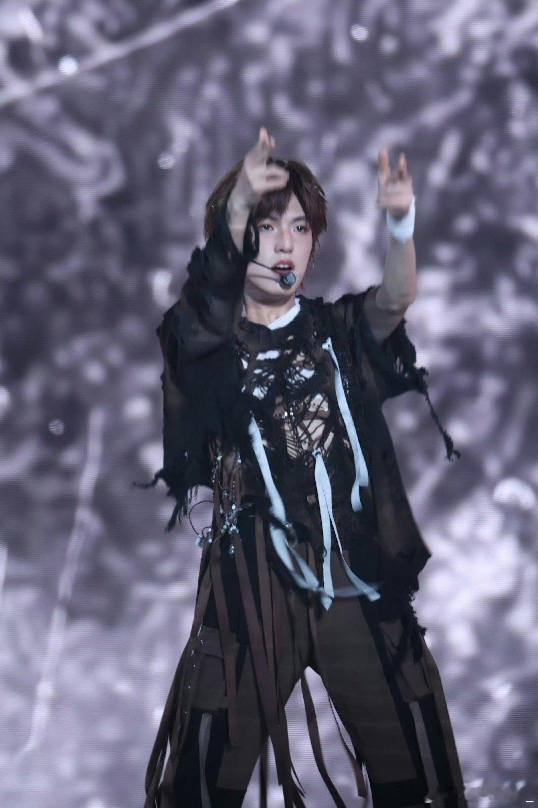 张泽禹 哥穿破布都是帅哥 造型师可以躺平了，有这张脸就够了！张泽禹用实力证明，好