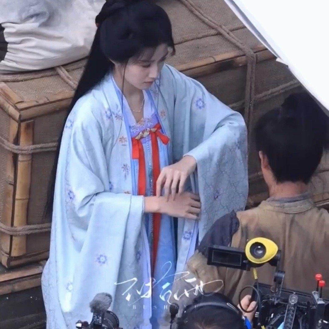 卢昱晓南衣古装打戏路透卢昱晓在电视剧《何不同舟渡》的片场新路透来了，南衣古装打戏