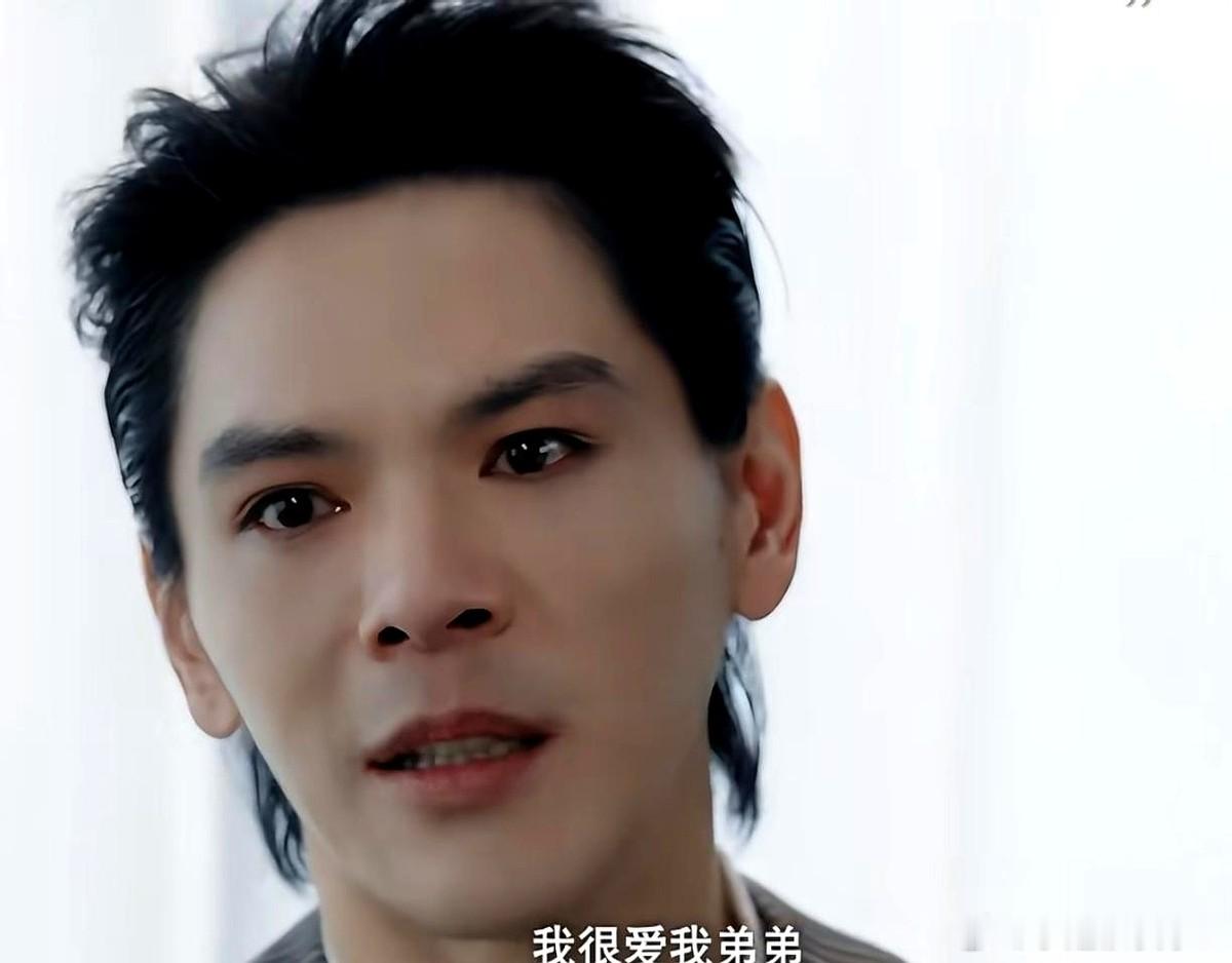 一段网传的采访视频里，向佐面对镜头彻底掀了桌子。他不打太极，不顾体面，直接冲着他