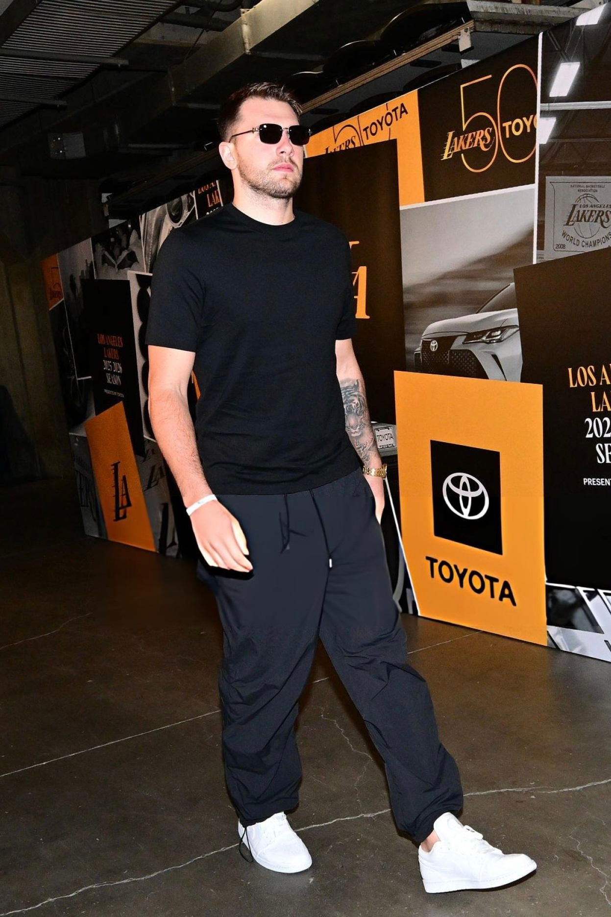 常规赛G2: 湖人128-110战胜森林狼东契奇49分11篮板8助攻[哆啦A梦害