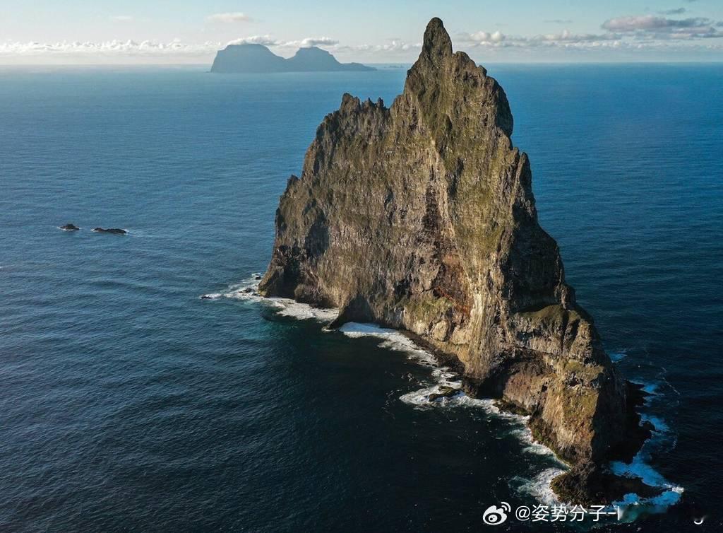 在澳大利亚东部塔斯曼海，孤零零地耸立着一座山。海中有小岛不足为奇，但像它这样陡升