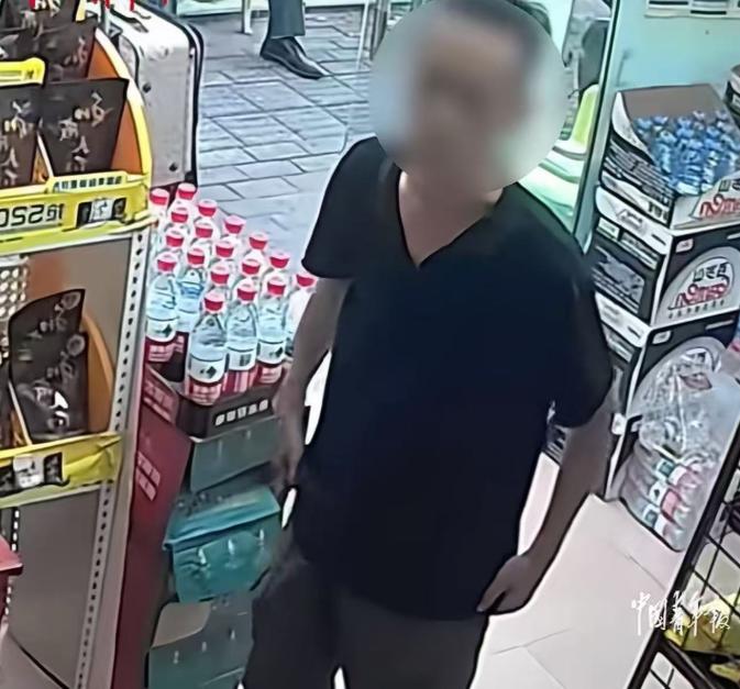 深圳超市里，男子开口要2块钱买包子，下一幕看哭无数人
五月的深圳已经开始闷热，街