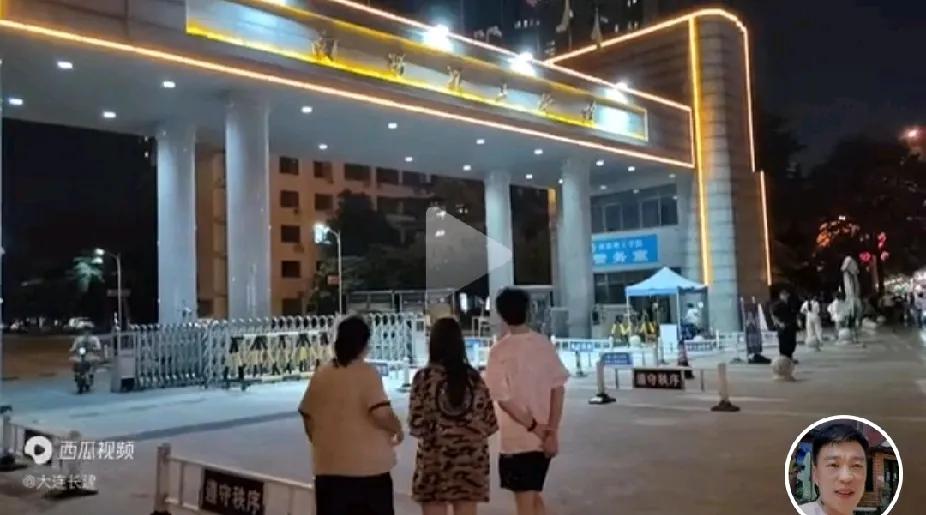 长建和胖妞来到了南阳，这对网红大咖是兄妹，在全国生活和美食类博主中名气很大，全网