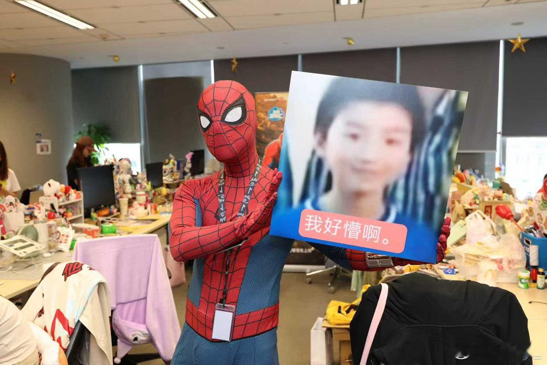 蜘蛛侠新浪扫楼这波联动真的超出预期，蜘蛛侠扫楼邂逅宋亚轩，顺手收下标志性老鼠干，