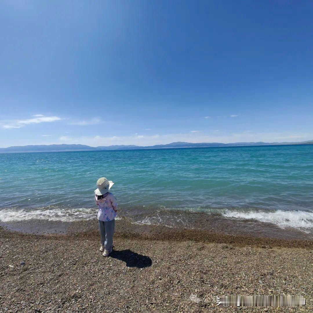 赛里木湖边，孤独的小女孩