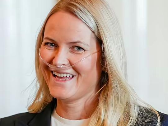 戴“呼吸机”工作的王妃，这操作也没谁了！
这两年舆论不断的梅特，也玩起了新花招，