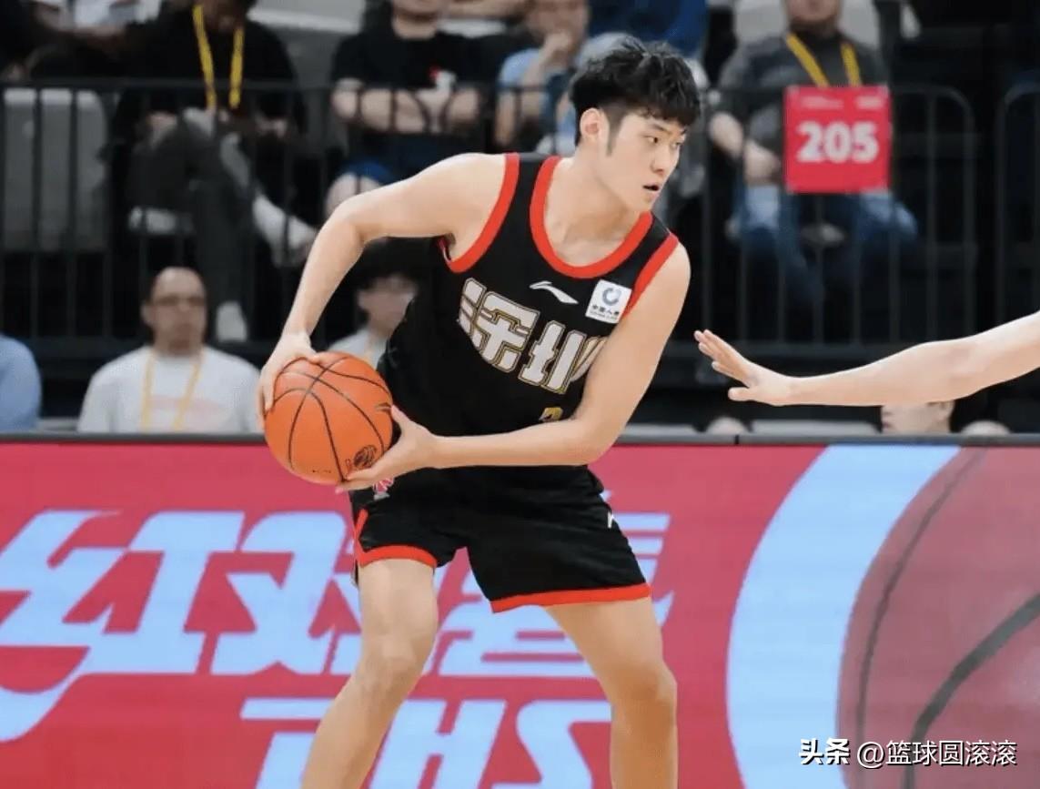 🔥[赞][赞] 王浩然：深圳男篮的“扫荡型防守尖刀”，21岁锋线防守新希望
 