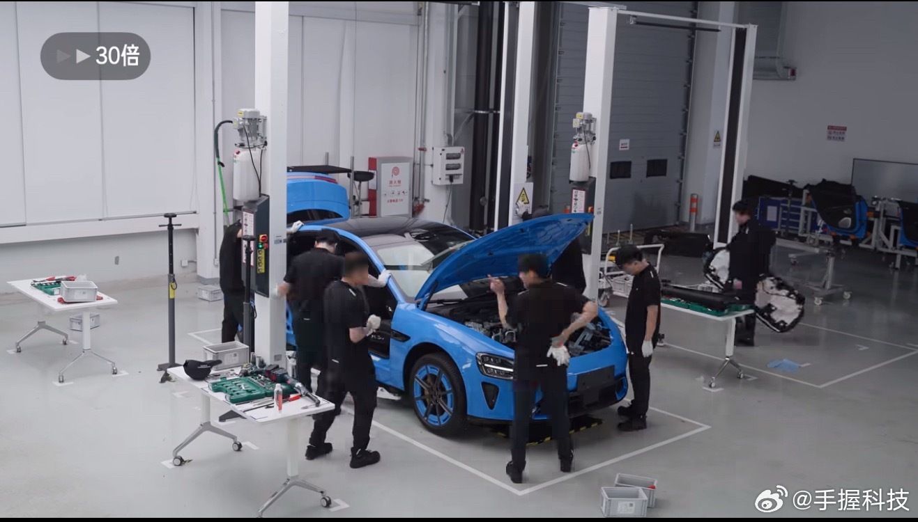 小米发布雷军拆车后装车视频看完了新SU7拆完再装的全程，不过瘾！直播把整车拆到零