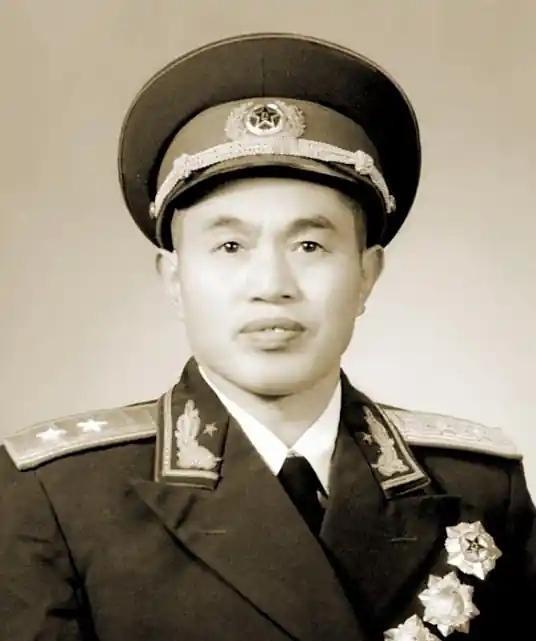 1976年，开国中将皮定均和儿子在东山岛遭遇意外，双双身亡，他没有倒在战场上，也