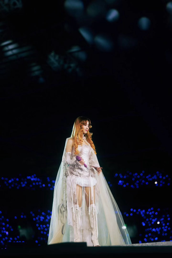 蔡依林倒带四万人大合唱 体育场秒变露天KTV，一首《倒带》掀起全场大合唱，这波回