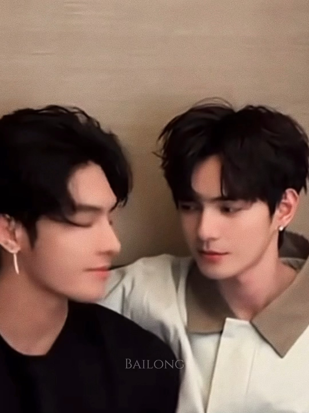 目光已热吻千万遍。 