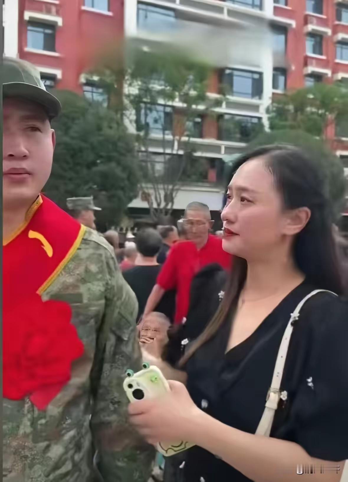 看哭了！一姑姑送侄子去参军，车站里别人都是爸妈送行，她却一个人站在队伍外面，眼泪