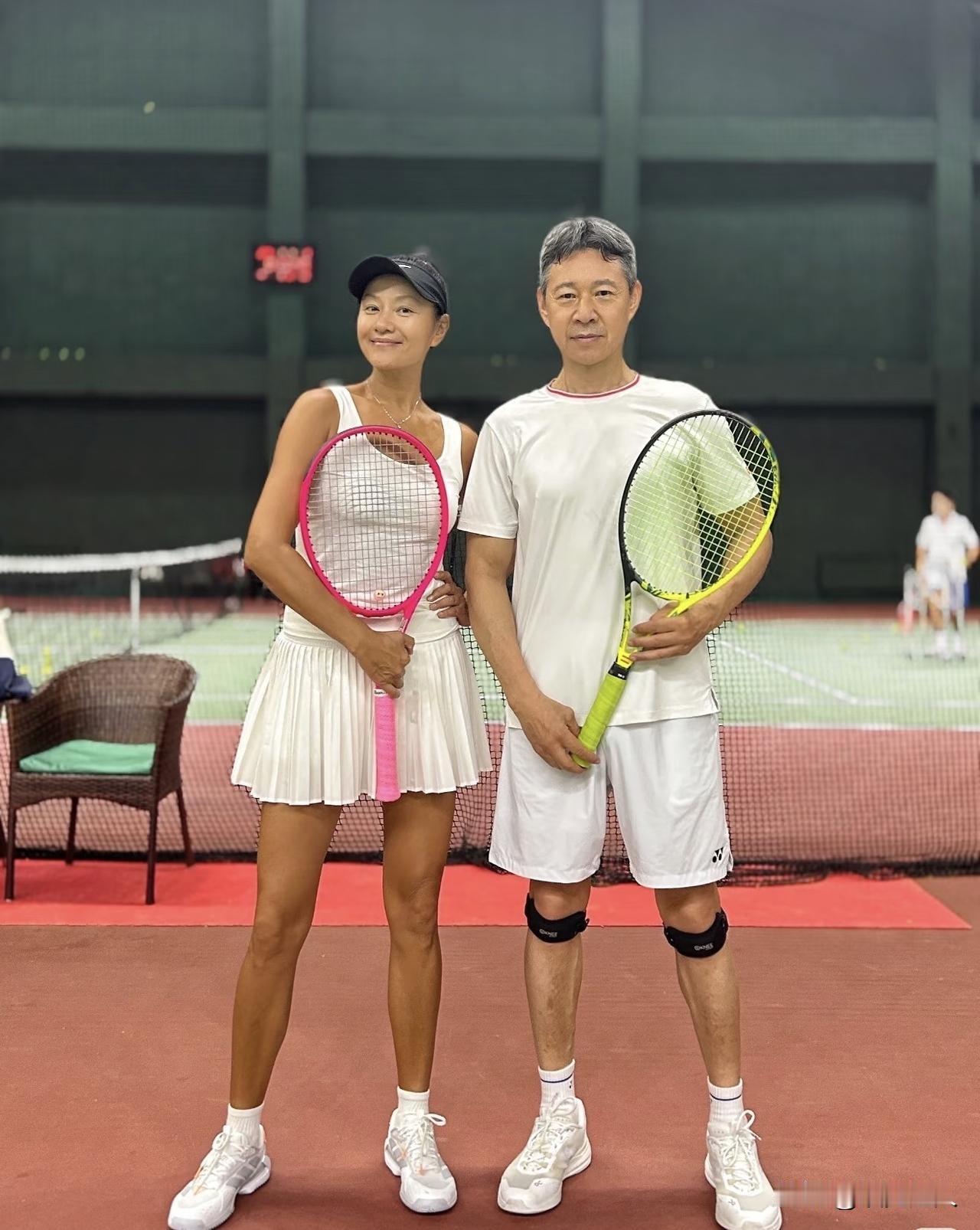 张丰毅这状态！确实不像70岁的人啊！

7月4日，瞿颖晒出一张和张丰毅的球场合影
