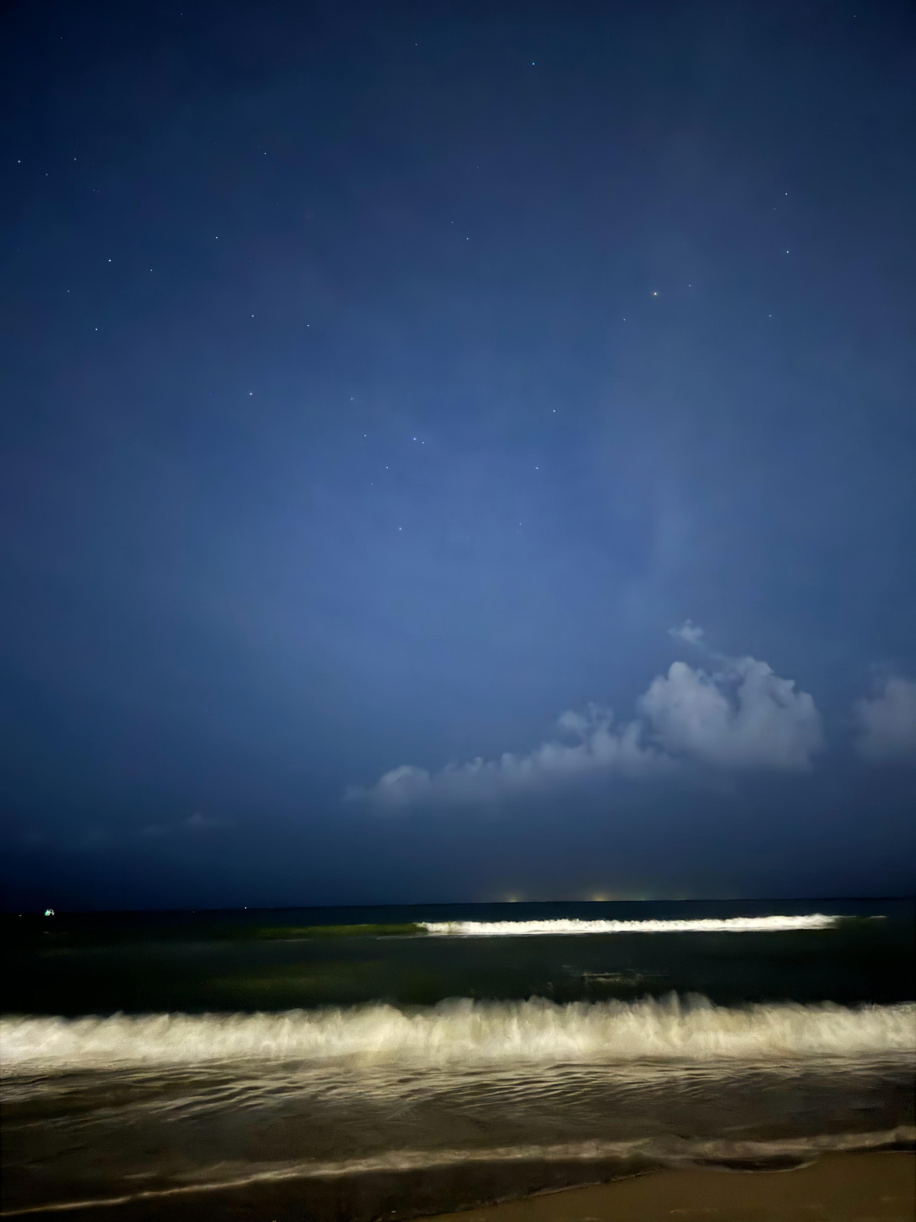 海边散步，天蝎座悬在夜空中。希望将来找个地方，可以肉眼望见银河。  #庄时利和看