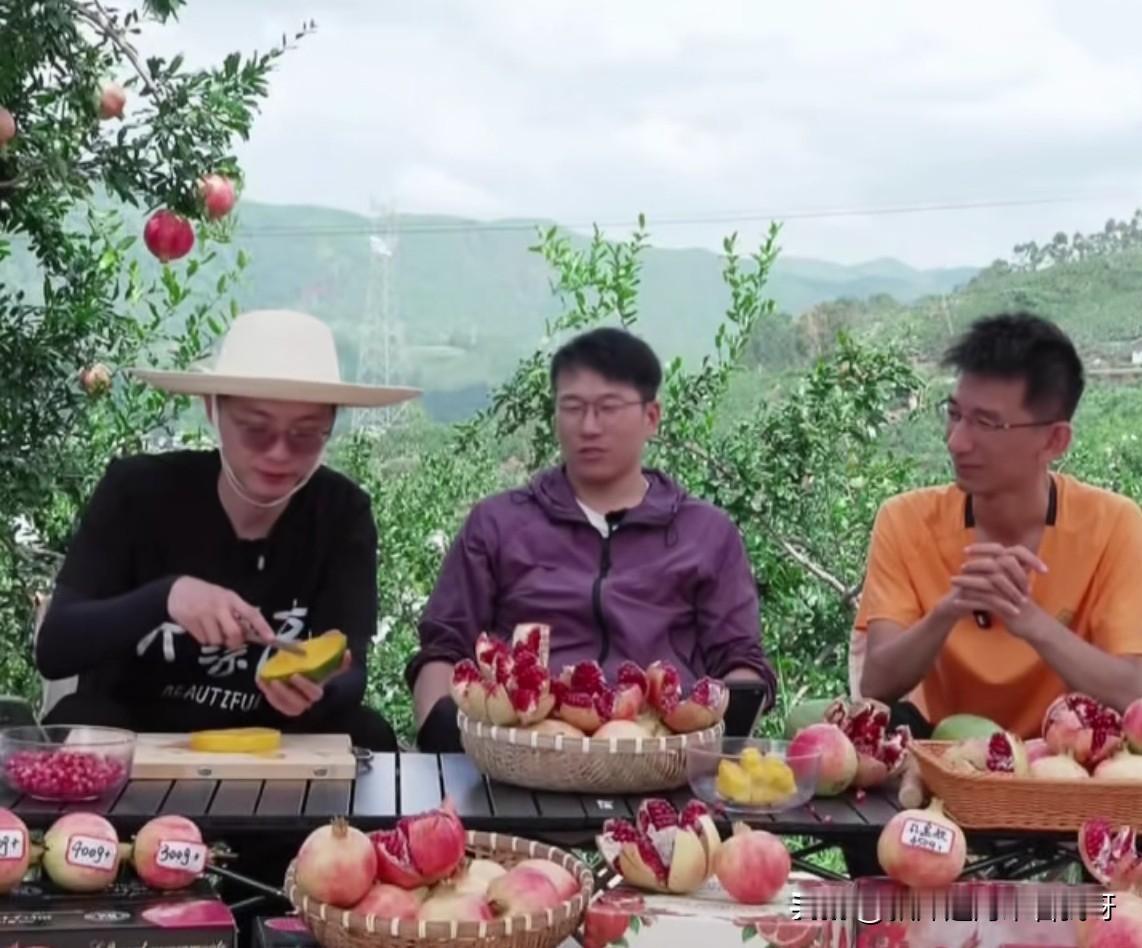 昨天美丽明天的云贵川渝专场准时开播，直播间里两万多人同时在线，卖水果的环节里，孙