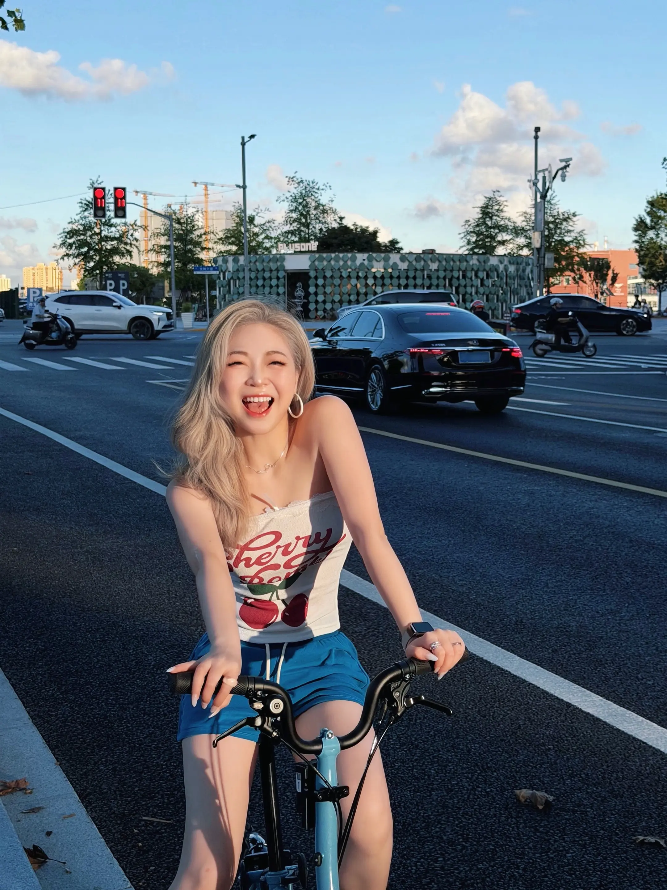 一直骑到太阳落山 见到上海蓝调时刻⛅🚲 “不是骑行自由 是骑了才自由...