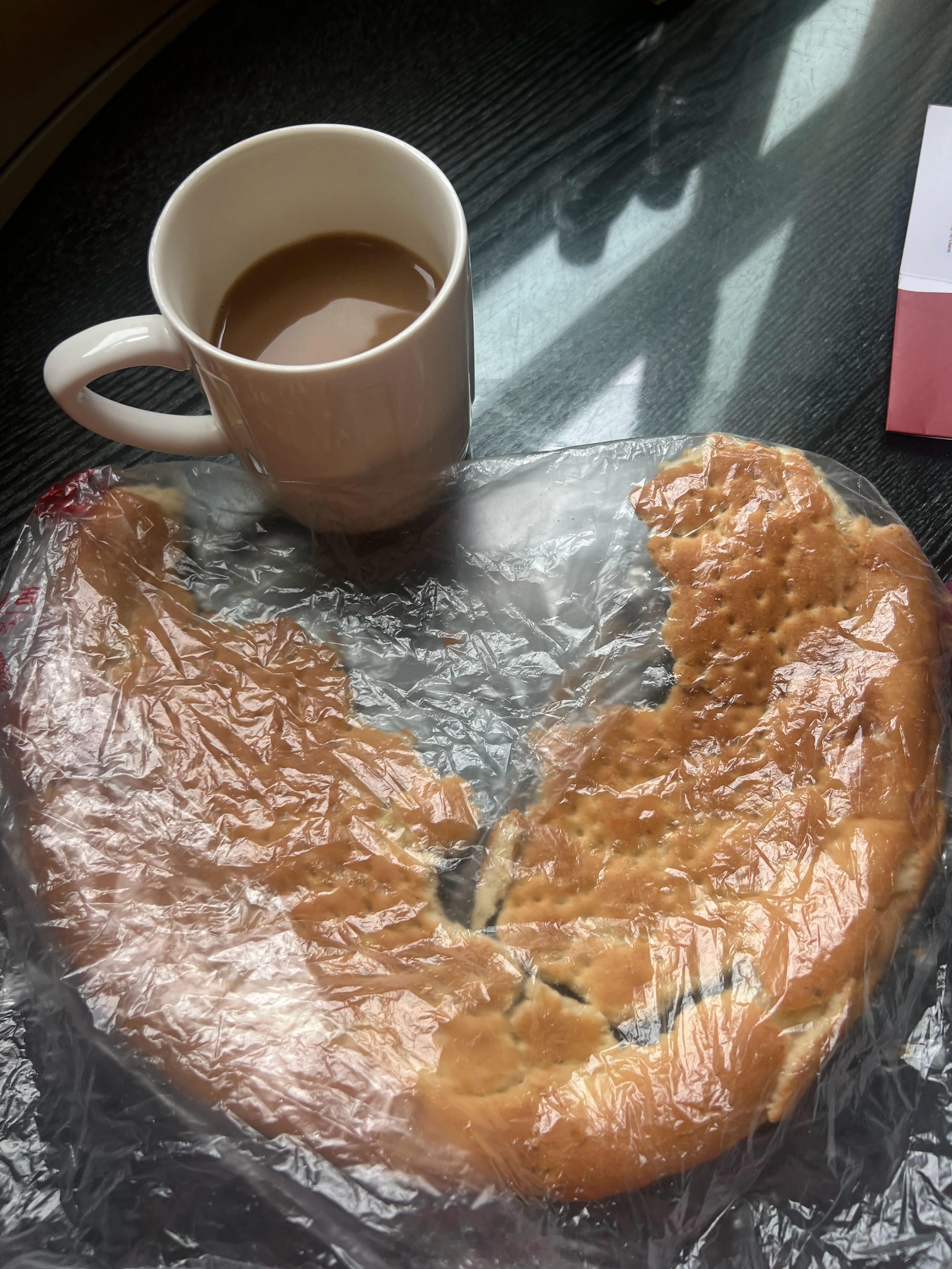 今日早餐吃了昨天吃剩的馕，配一杯喝的。（图1）馕太适合作为旅行者的干粮了，尽管有