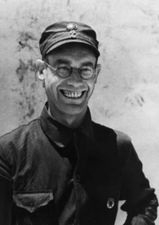 1939年，共产国际在莫斯科对李德进行了公开审查，周总理当时也在现场，可最终的判