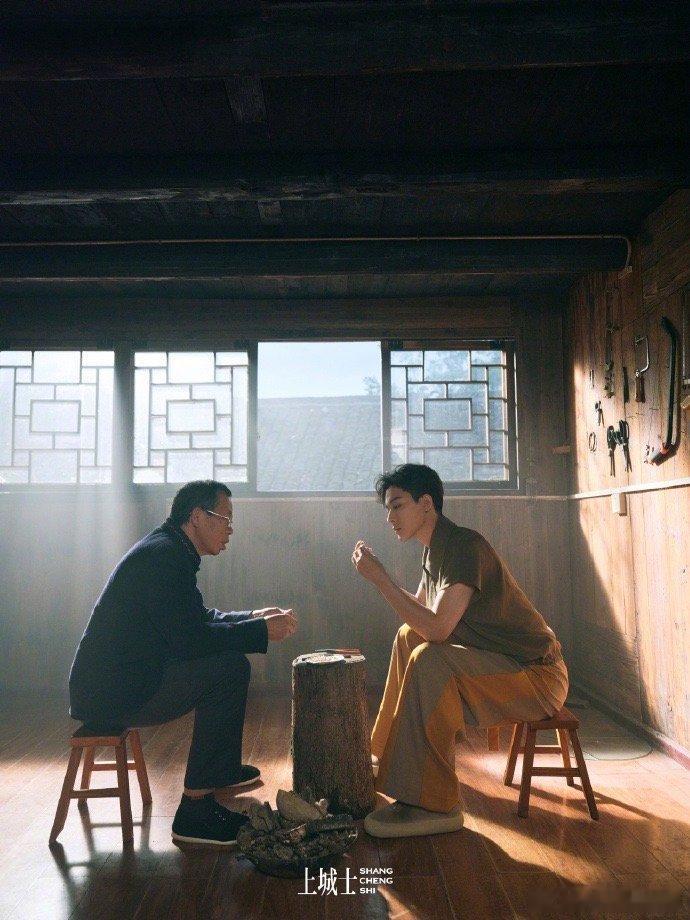 #张晚意第一次踏进苗寨# 张晚意上城士途中风物封面惊艳问世！这是他与苗寨的初次相