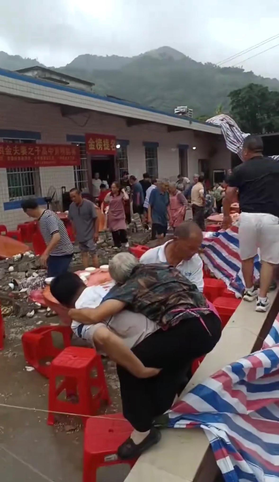 升学宴亲属回应家里条件不好本不想办，村民相劝好不容易出一个学习好的大学生。

参