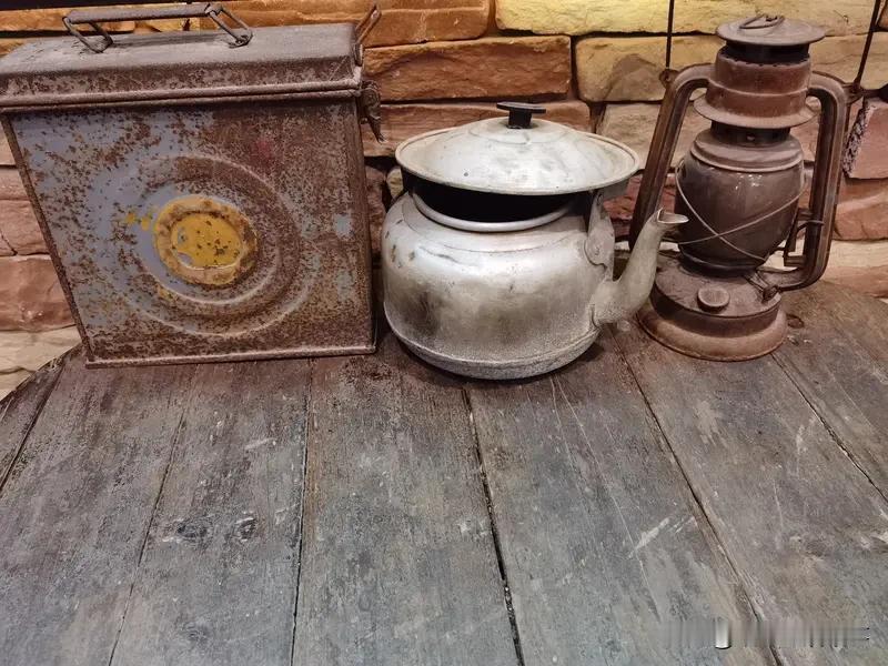 我的抽屉里，藏着一堆不值钱的老物件。它们没有昂贵的身价，却装满了细碎的时光。
 